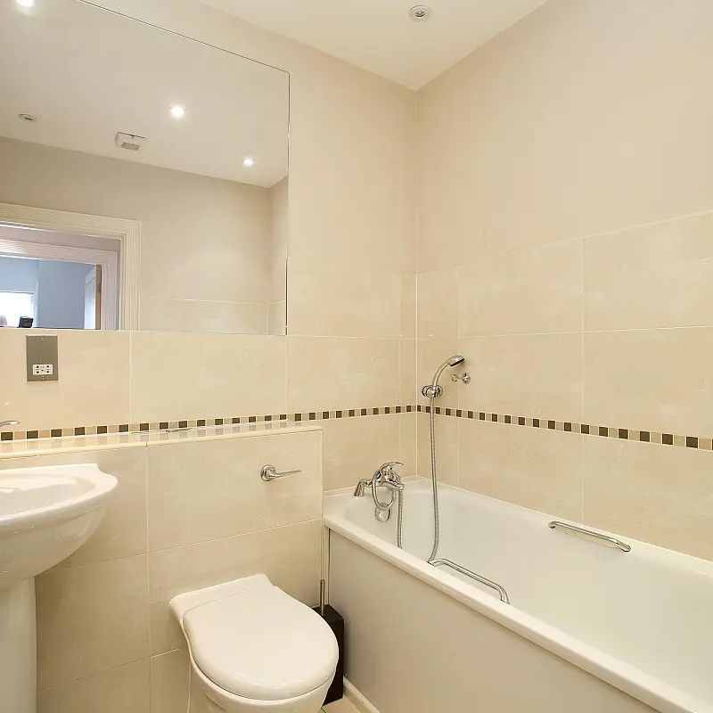 2 bedroom flat in Marchmont Road - Photo 2