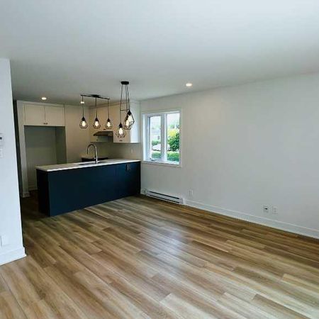 Beautiful Two-Storey 5½ Apartment in a Triplex for Rent in Longueuil! - Photo 4