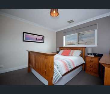 Stunning Townhouse in Prime Location - Photo 6