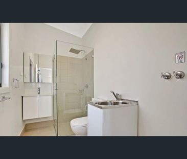 Stylish Two-Bedroom Granny Flat with Private Yard - Photo 5