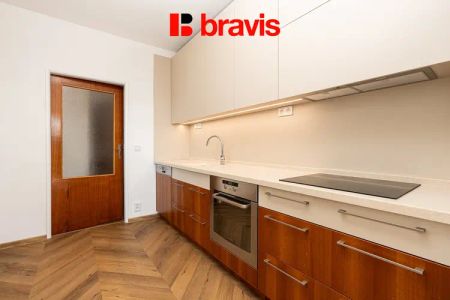 Pronájem prostorného bytu 4,5+1 s terasou, balkonem, garáží – Brno, Stránice, ul. Rezkova - Photo 3