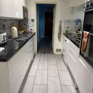 1 bedroom in a house share to rent - Photo 2