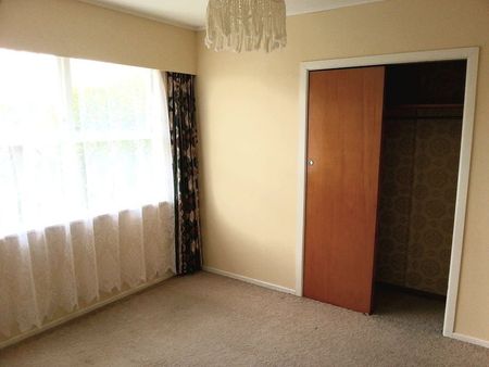 3 Bedroom Home Close to Chartwell & Expressway - Photo 2