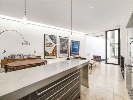 An impressive, unique and modern four bedroom house ideally located on a quiet residential road. - Photo 2