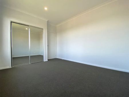 “Modern Family Living!” - Photo 3