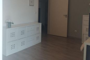 Alugo quarto em Linda a Velha ao lado da Carris
