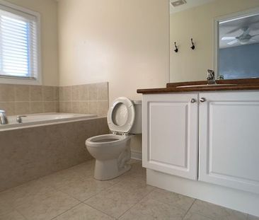 For Lease - 137 Four Seasons Crescent, Newmarket, Ontario - Photo 5