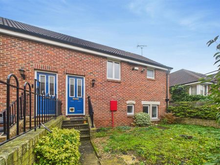 3 bedroom semi-detached house to rent - Photo 4