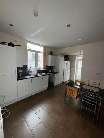 Aigburth Road, Aigburth, Liverpool, Merseyside, L17 - Photo 4