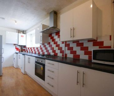 3 bedroom flat to rent - Photo 5