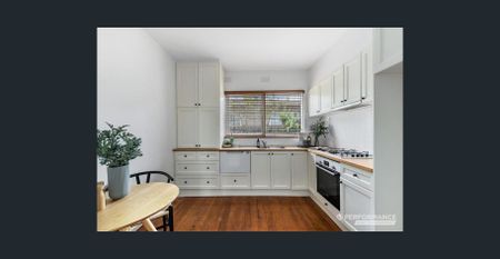 A Ground-Floor Haven in Garden Serenity - Photo 4