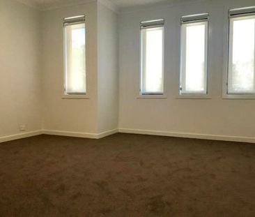 Modern Family Townhouse in a Prime Location - Photo 3