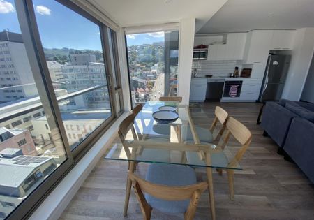 Open planned two bedroom city apartment - Photo 4