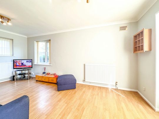 Flat to rent on - Photo 1