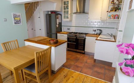 A MUST SEE! A lovely three bedroom family home set just off the High Street and with a garden too! This will NOT hang around so call NOW for more information and to book your viewing! - Photo 4