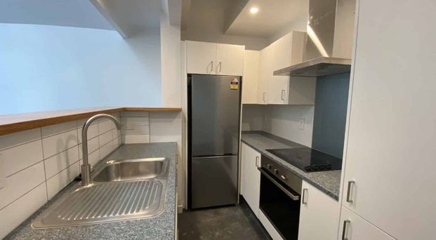 STYLISH TOWNHOUSE IN FANTASTIC LOCATION: - Photo 1