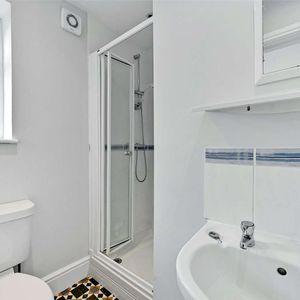 A well-presented one-bedroom house offering comfortable and modern living. - Photo 2