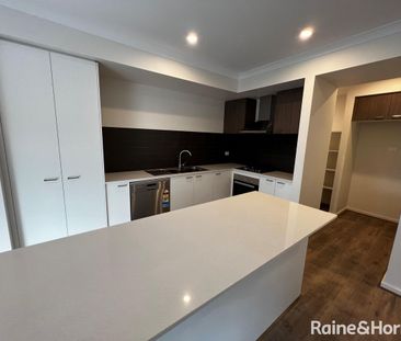 Quality Built Family 4 Br Home in Thornhill Park! - Photo 4