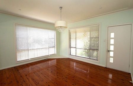 Prime Location! - Photo 2