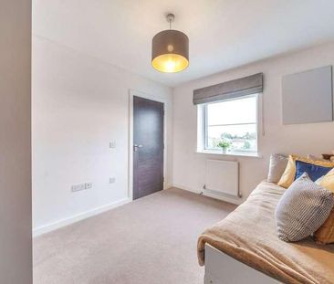 Kennett Lane, Chertsey, Surrey, KT16 - Photo 2