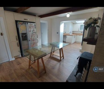 4 bedroom semi-detached house to rent - Photo 1