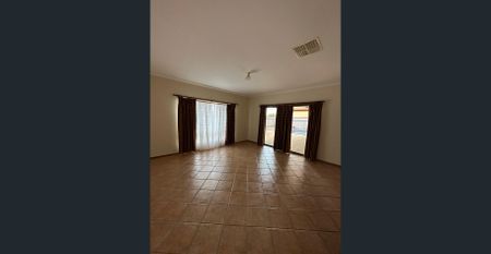 5 Bedroom Family Home with everything you need - Photo 4