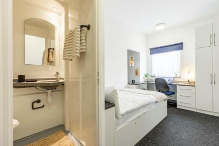 1 bedroom in a flat share to rent - Photo 4