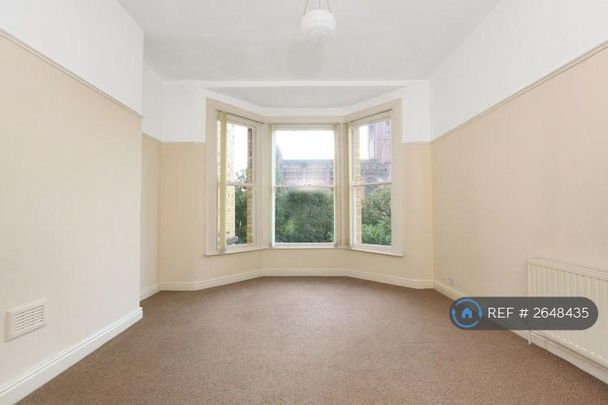 3 bedroom flat to rent - Photo 1