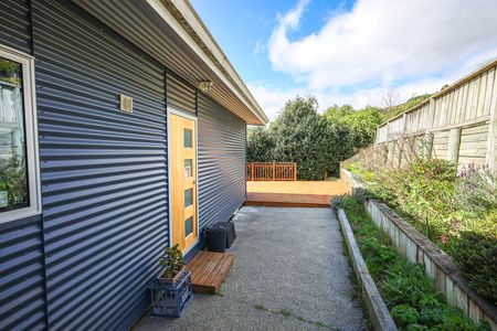 Modern, Sunny 4-Bedroom Home with Stunning Views! - Photo 4