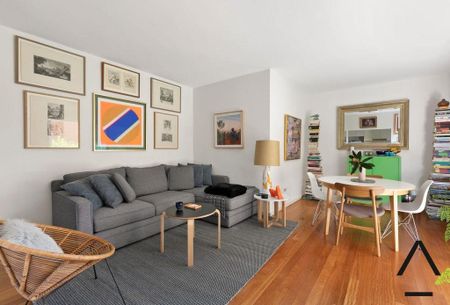 Oversized Coastal Retreat – Space, Style & Location - Photo 3