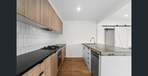 Style, Comfort & Convenience! - Photo 1