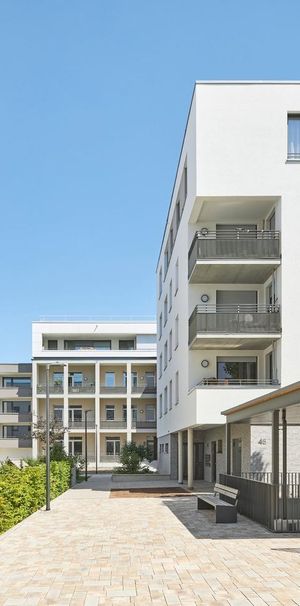Familienfreundlich: helle 4-Zimmer-Wohnung mit Balkon - Photo 1