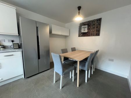 4 bedroom semi-detached house to rent - Photo 3