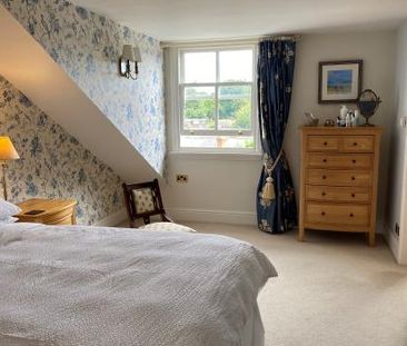 Large, cosy, room with en suite to rent in a nice area of Harborne. Close to the High Street, but quiet, you will have access to local pubs, shops and restaurants just a few minutes walk away. - Photo 2