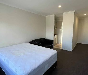 Upstairs Studio Room in Glenview - Photo 3