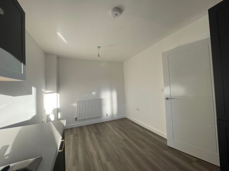 Dyer Close, Bristol, Stoke Gifford - Photo 3