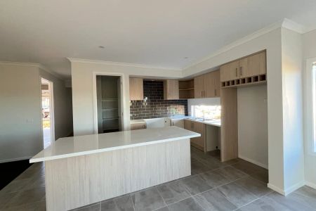 “Brand New 4 bedroom house in Truganina - Solar panels installed !!!” - Photo 2