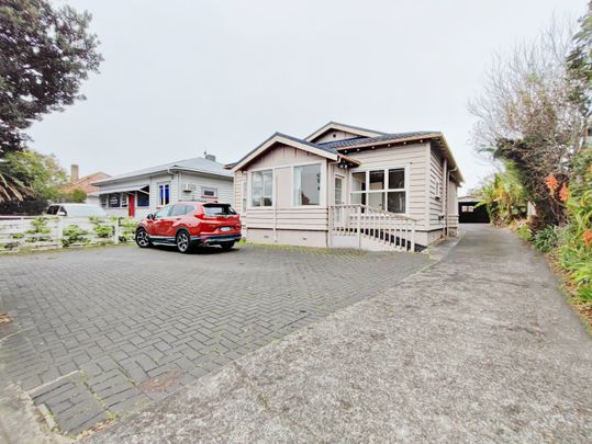Sunny 5 Bedroom house in the prime location of Takapuna - Photo 1