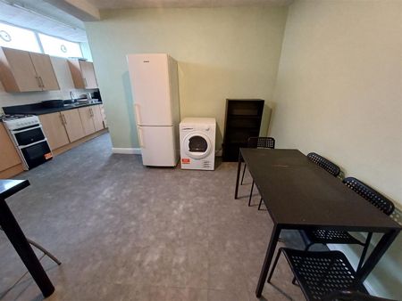 Queen Street, Pontypridd - Photo 4