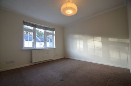 3 bedroom Semi-detached house to rent - Photo 2