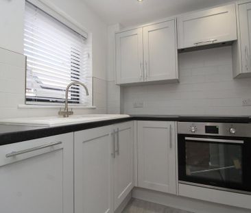 2 bedroom end of terrace house to rent - Photo 2