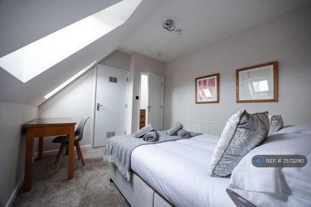 3 bedroom flat to rent - Photo 4