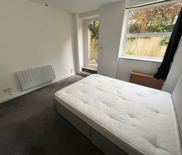 HineHall, Mapperley, NOTTINGHAM - Photo 3