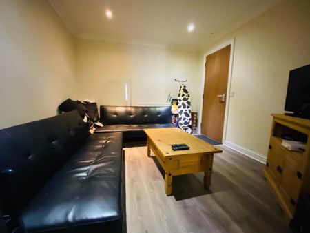 1 bedroom in a flat share to rent - Photo 5