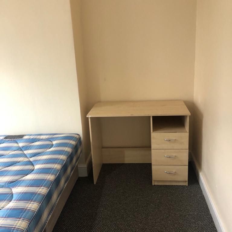 4 bedroom terraced house to rent - Photo 1