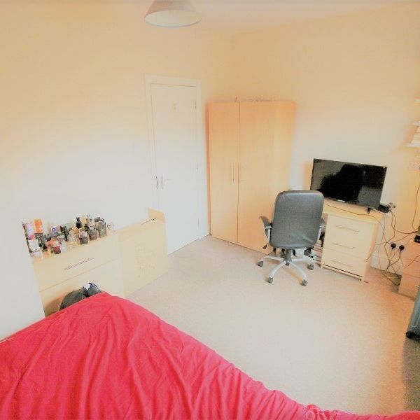 4 Bed - 4 Village Avenue, Burley, Leeds - LS4 2NT - Student - Photo 1