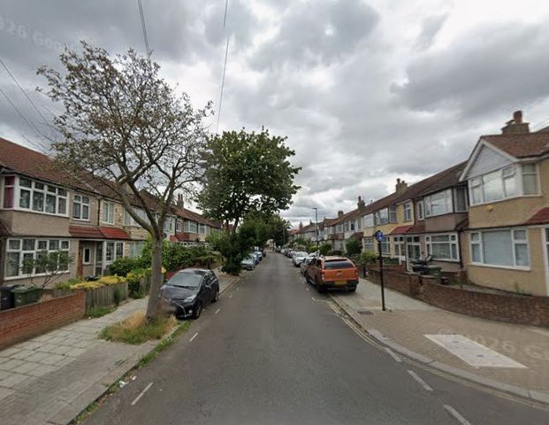Studio Flat, Farmhouse Road, SW16 - Photo 1