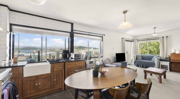 Thorndon apartment with views - Photo 1