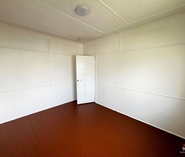 Spacious family living in an unbeatable location - Photo 3