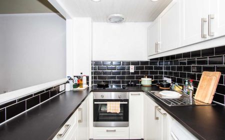 A property with plenty of period features and overlooking Christchurch Green. This is perfectly situated for those looking to live in Clifton Village with the famous Clifton Suspension Bridge on your doorstep. - Photo 5